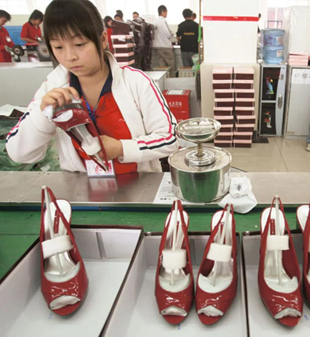 Final shoe inspection and packing